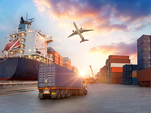 LKWs am Hafen